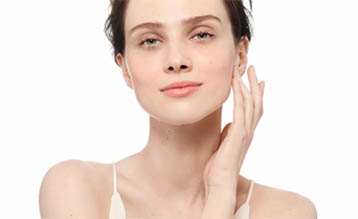 Femeie cu pielea perfecta, simbolizand gama de ingrijire a pielii Bioderma, link catre produsele pentru ingrijirea pielii.