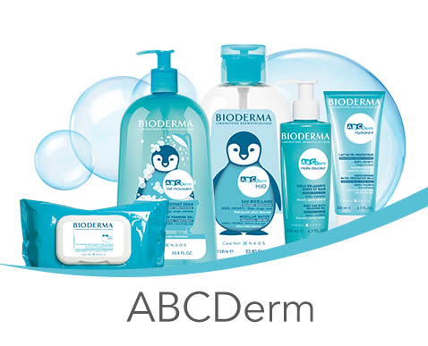 Gama ABCDerm de la Bioderma prezentand produse pentru ingrijirea delicata a pielii copiilor, inclusiv servetele umede si lotiuni hidratante, pe fundal decorat cu bule.