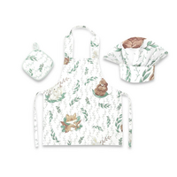 set-micutul-bucatar-cu-sort-boneta-si-accesoriu-pentru-vase-calde-3-ani-lulu-natural-miminu-6219.png