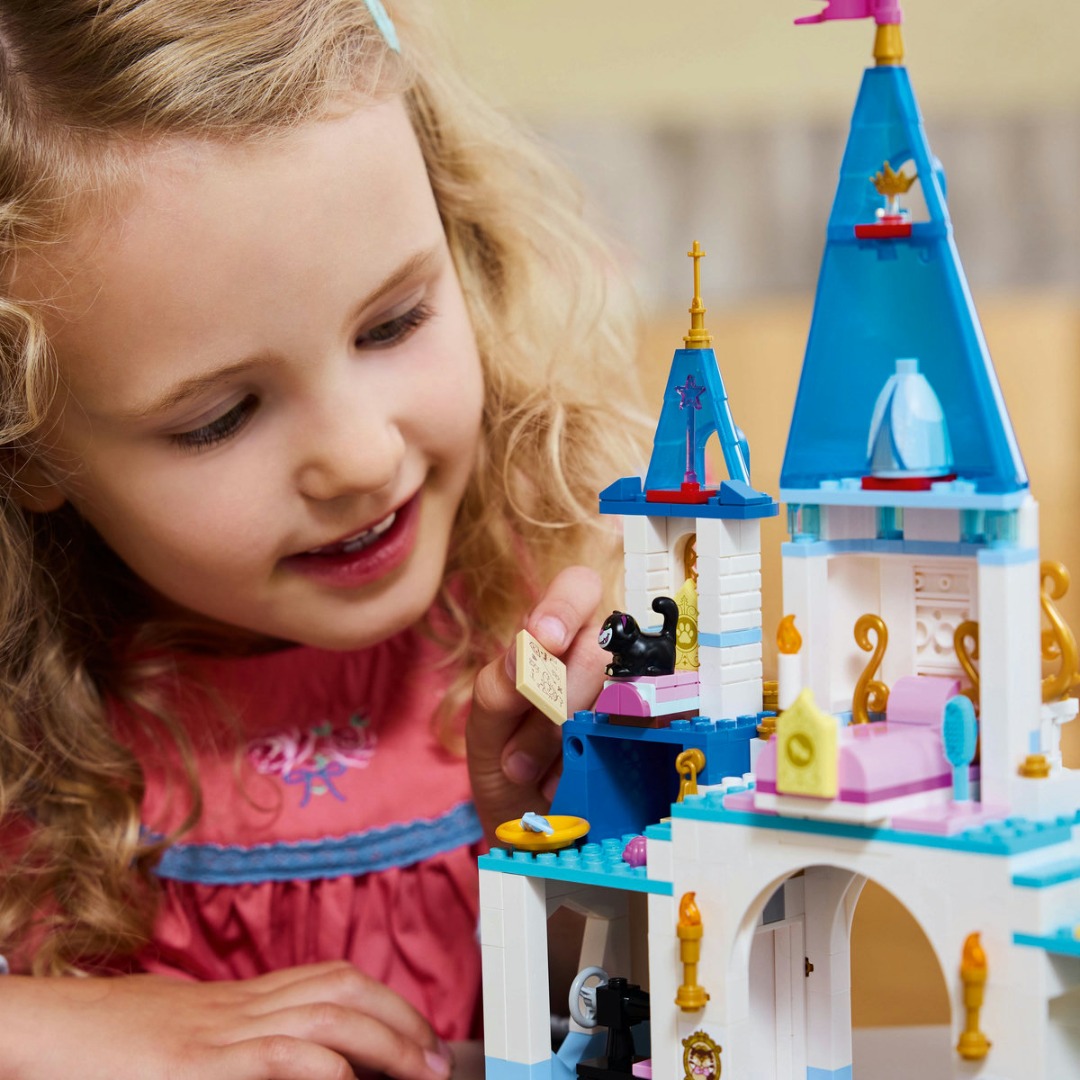 Set LEGO Disney Princess Castelul și Căleasca Cenușăresei