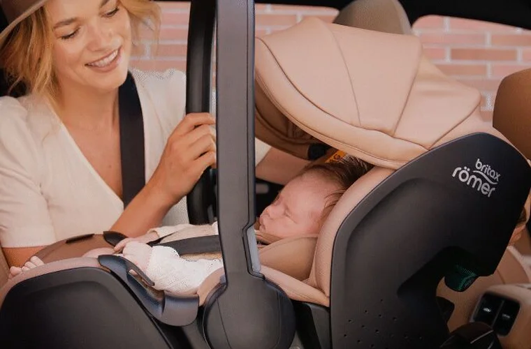 Scaun auto tip scoica cu baza Isofix Baby Safe Pro
