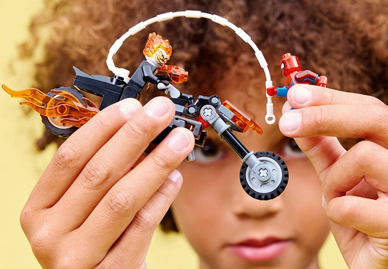 Omul Păianjen vs Călărețul fantomă pe motocicletă