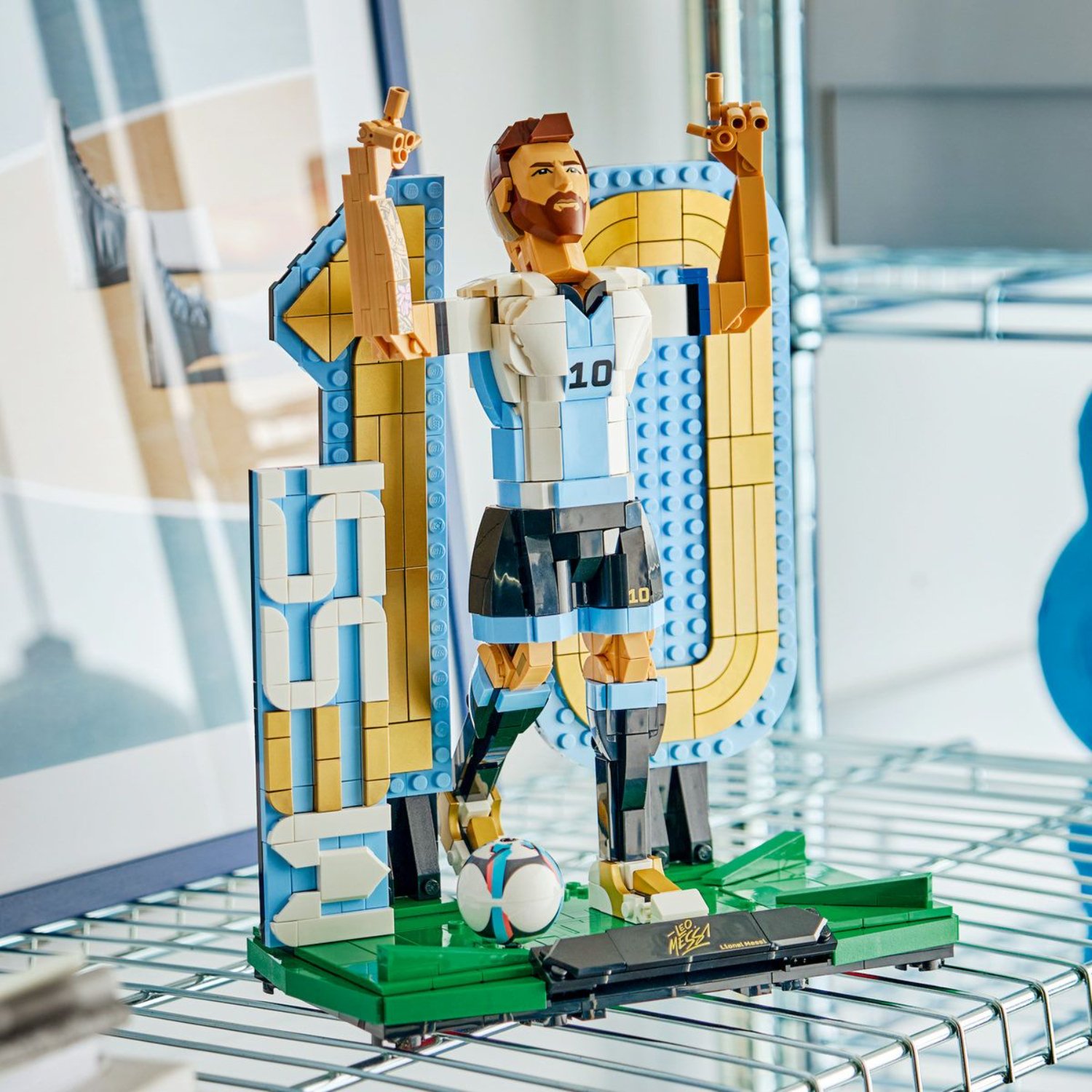 LEGO Lionel Messi postura de victorie