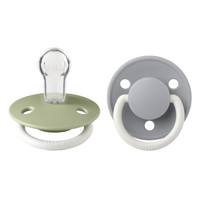 set-2-suzete-fosforescente-cu-tetina-rotunda-universala-din-silicon-de-lux-glow-0-3-ani-sage-cloud-bibs-4488.png