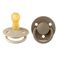 set-2-suzete-cu-tetina-rotunda-din-latex-de-lux-6-luni-vanilla-dark-oak-bibs-879.png